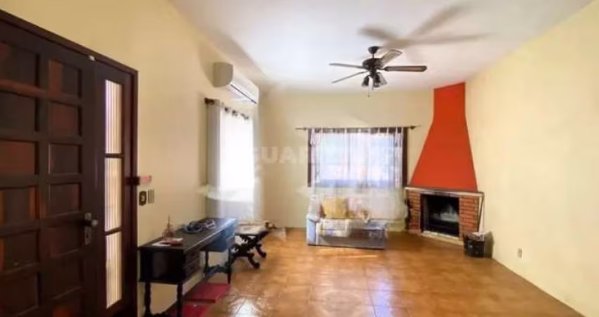 Casa Residencial com 3 dormitórios, sendo 1 suíte, e 3 vagas de garagem no bairro Petrópolis