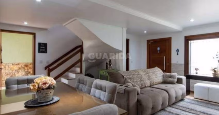 Casa Residencial com 3 dormitórios, sendo 1 suíte, e 4 vagas de garagem no bairro Tristeza