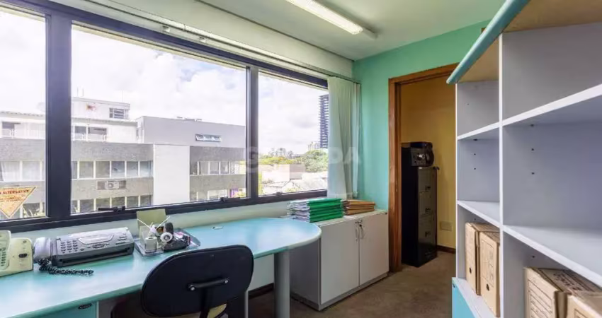Conjunto comercial com vaga de garagem, no bairro menino deus