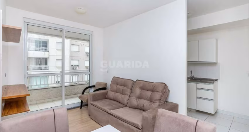 Apartamento com 02 dormitórios, sendo um suíte, mobiliado, e 1 vaga de garagem no Bairro Humaitá