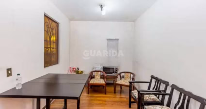 Casa Residencial com 4 dormitórios, sendo 2 suítes, e 4 vagas de garagem no bairro Tristeza