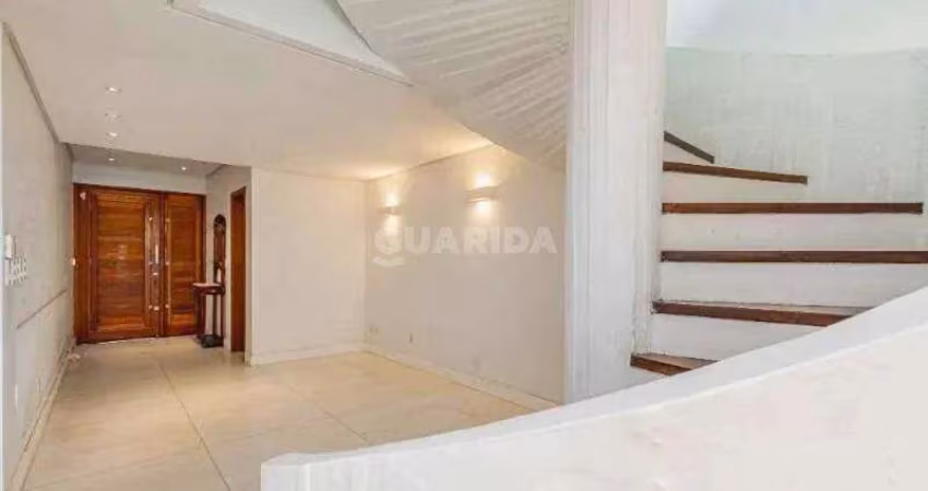 Casa Residencial com 4 dormitórios, sendo 2 suítes, e 4 vagas de garagem no Bairro Cristal