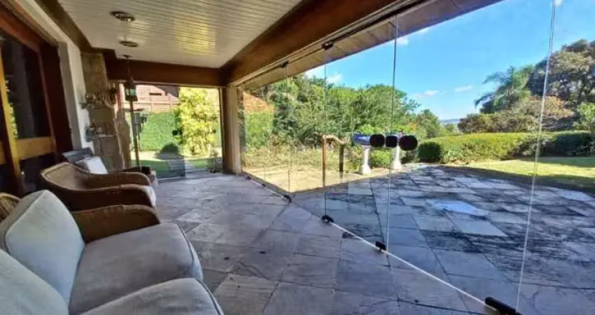Casa residencial com 4 dormitórios, sendo 1 suíte, e 6 vagas de garagem no bairro espirito santo