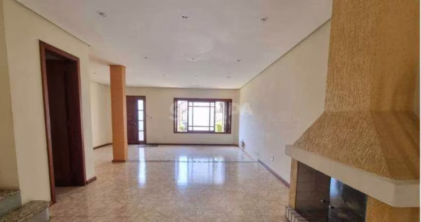 Casa em Condomínio com 4 dormitórios, sendo 1 suíte, e 2 vagas de garagem no bairro Camaquã