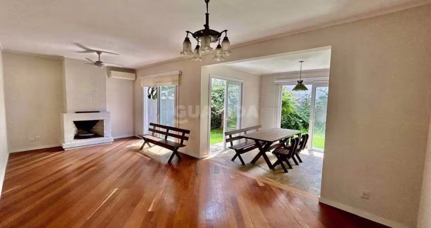 Casa em condomínio com 3 dormitórios, sendo 1 suíte, e 2 vagas de garagem no bairro Ipanema