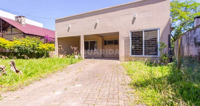 Casa residencial com 4 dormitórios, sendo 1 suíte, e 2 vagas de garagem no bairro Ipanema