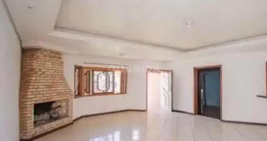Casa residencial com 3 dormitórios, sendo 1 suíte, e 2 vagas de garagem no bairro alto petrópolis