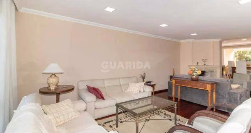 Casa Residencial com 3 dormitórios, sendo 1 suíte, e 2 vagas de garagem no bairro Santana !