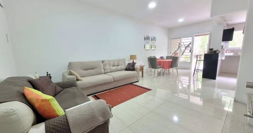 Casa em condomínio mobiliada, com 3 dormitórios suítes e 3 vagas de garagem, no bairro Menino Deus !