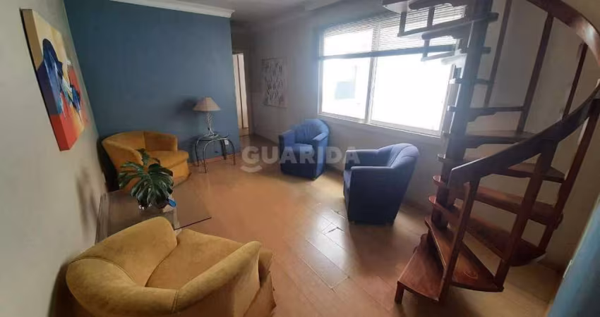 Cobertura com 3 dormitórios, sendo 1 suíte, mobiliada, e 1 vaga de garagem no bairro Petrópolis