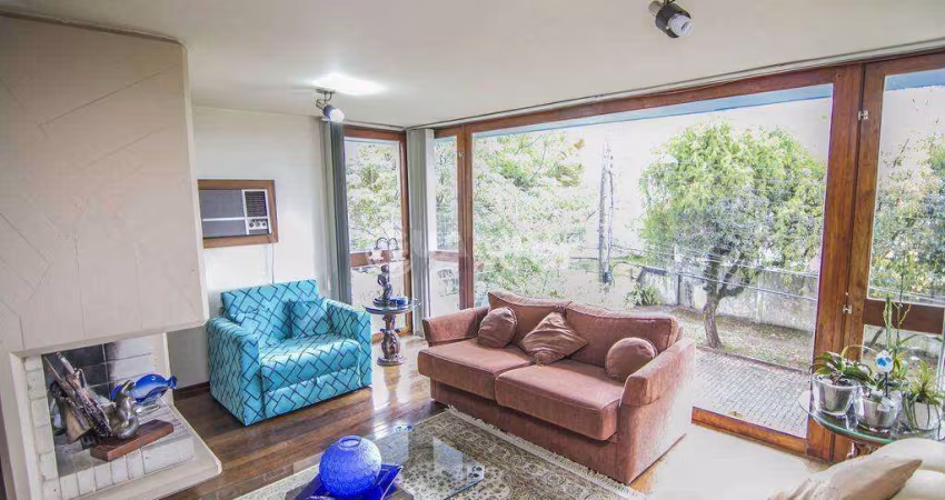 Casa Residencial com 3 dormitórios, sendo 1 deles suíte, e 4 vagas de garagem no bairro Menino Deus
