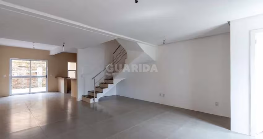 Casa triplex de 3 dormitórios, sendo 1 suíte, no bairro Hípica.