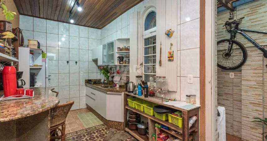 Casa totalmente mobiliada de 4 dormitórios, com 2 banheiros, sendo 1 com banheira e churrasqueira no Centro Histórico!