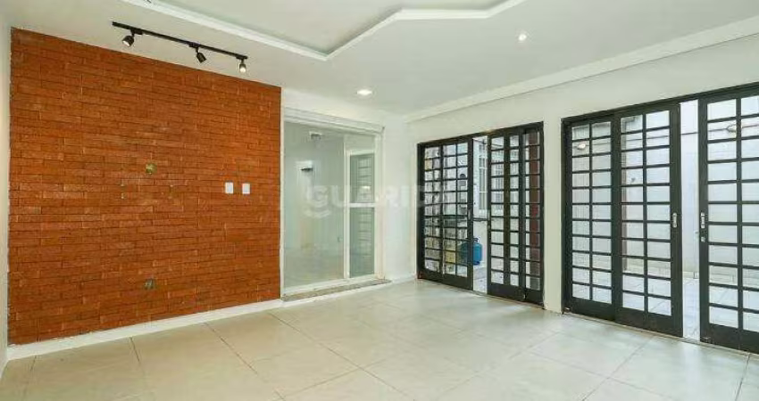 Excelente apartamento semimobiliado com 1 dormitório e pátio privativo no bairro Jardim do Salso