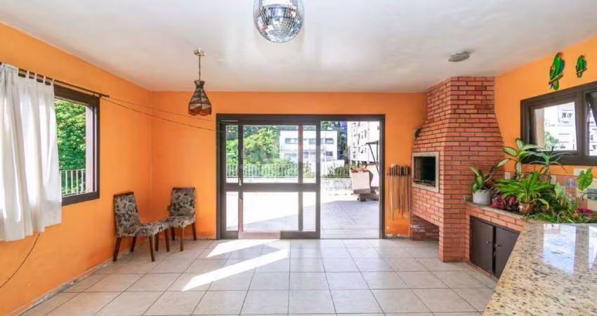 Excelente cobertura com 3 dormitórios, sendo 1 suíte, e 1 vaga de garagem no bairro Petrópolis