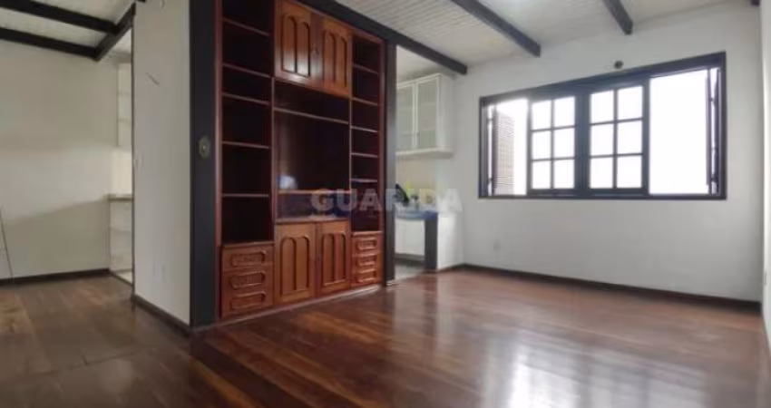 Casa com 4 dormitórios sendo 1 suíte para alugar no bairro Jardim Botânico.