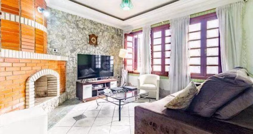 Belíssima casa de 574m², composta de 03 dormitórios, 02 suítes e 8 vagas de garagem.