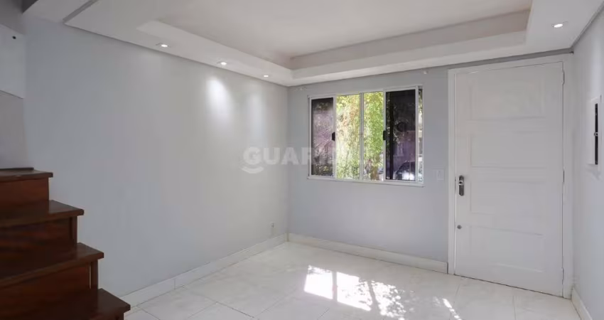 Casa em condomínio fechado com 3 dormitórios, semimobiliada, e 1 vaga de garagem no bairro Humaitá