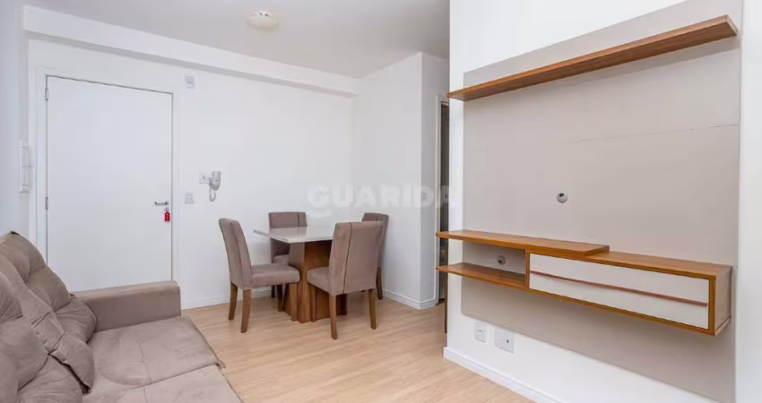 Apartamento com 2 dormitórios, sendo 1 suíte, mobiliado, e 1 vaga de garagem no Bairro Humaitá