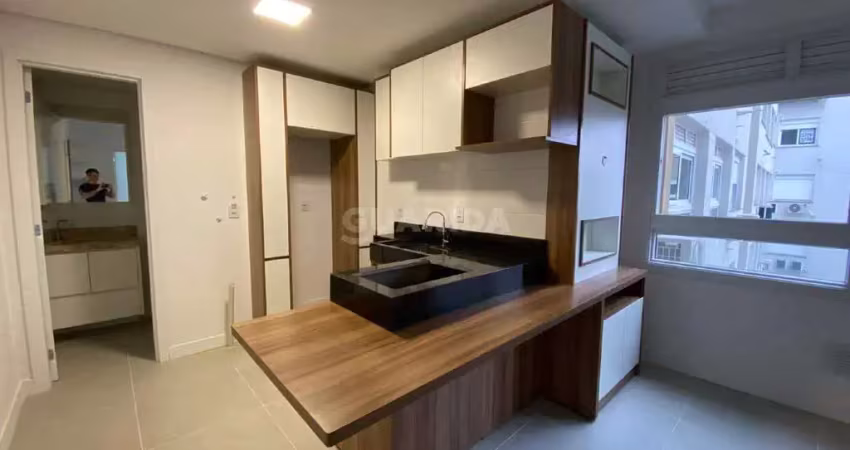 Apartamento semi mobiliado de 01 dormitórios em excelente localização no bairro Cidade Baixa, com VAGA COBERTA!