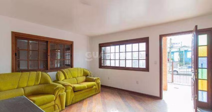 Casa com 5 dormitórios, sendo 1 suíte, com pátio no bairro Cavalhada