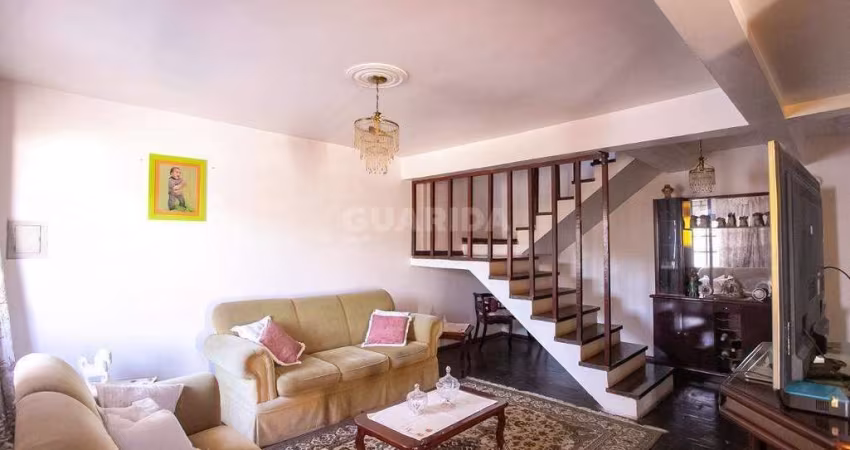 Casa Residencial com 4 dormitórios, sendo 1 suíte, e 2 vagas de garagem no bairro Vila Nova