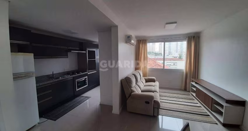 Apartamento mobiliado de 2 dormitórios, sendo 1 suíte, no bairro Menino Deus, com VAGA COBERTA E CHURRASQUEIRA INTERNA!