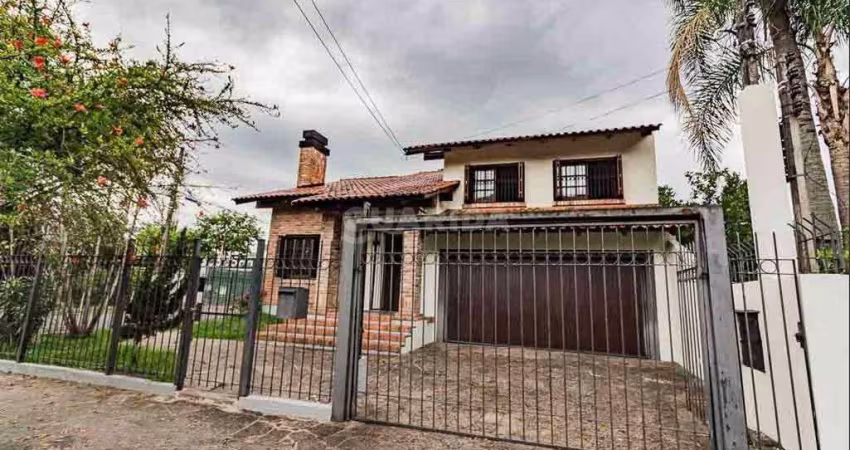 Casa residencial com piscina e 4 dormitórios, no bairro Partenon