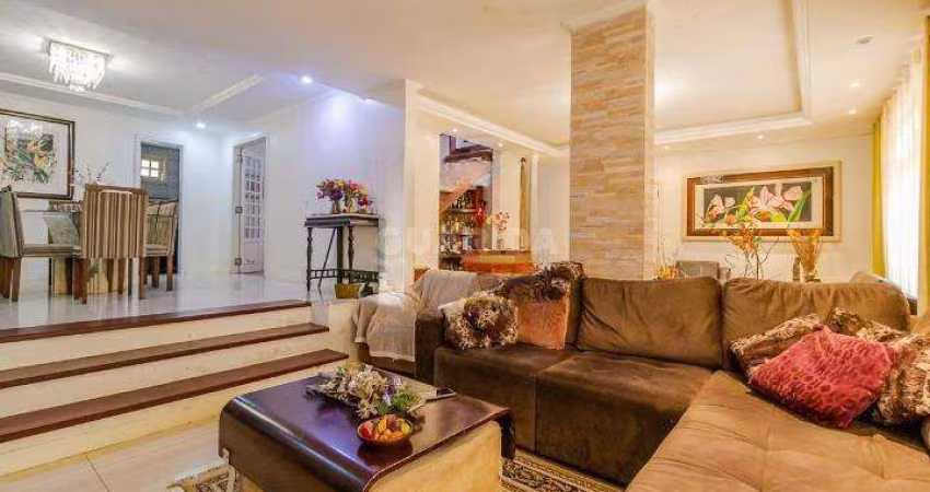 Casa mobiliada com 6 dormitórios, sendo 4 suítes, e 2 vagas de garagem no bairro Teresópolis