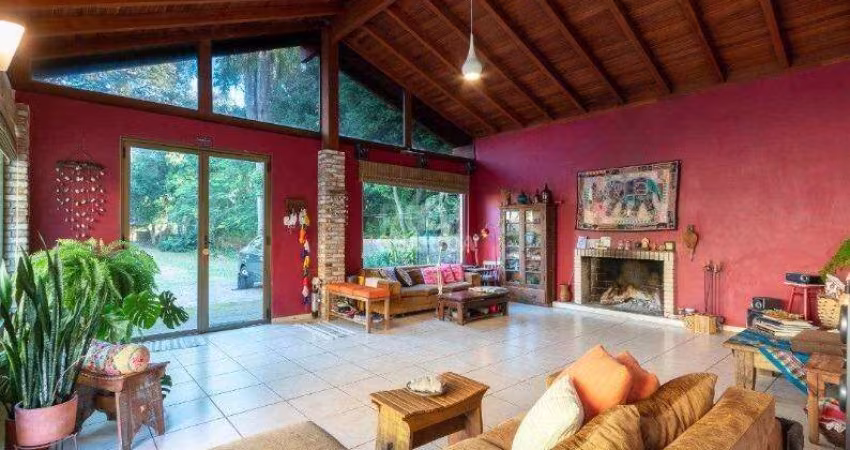 Linda casa de 4 dormitórios, sendo 2 suítes, no bairro Tristeza