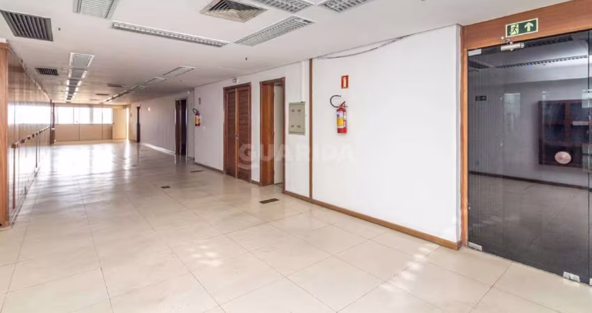 Excelente imóvel comercial muito amplo, são 300 m² de área total e 264 m² de área privativa.
