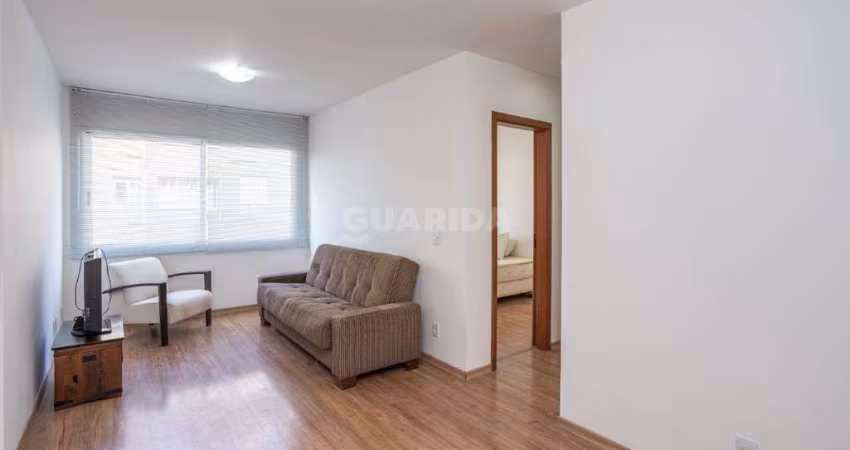 Apartamento semi-mobiliado com 2 dormitórios e 1 vaga de garagem no bairro Menino Deus