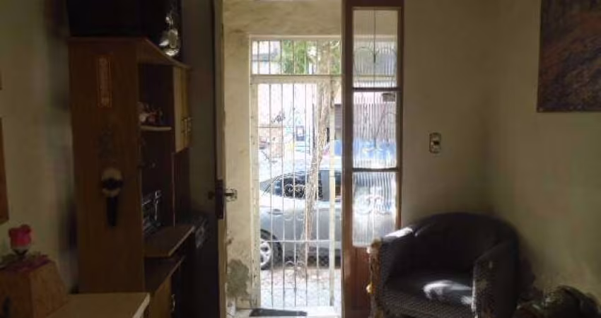 Casa residencial para locação, com 2 dormitórios no bairro Cidade Baixa
