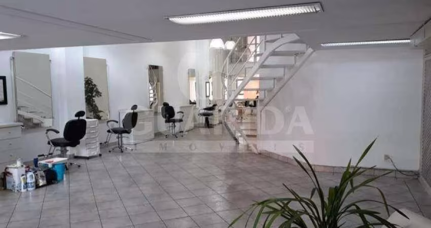 Excelente Loja comercial no bairro Petrópolis com 3 vagas de estacionamento