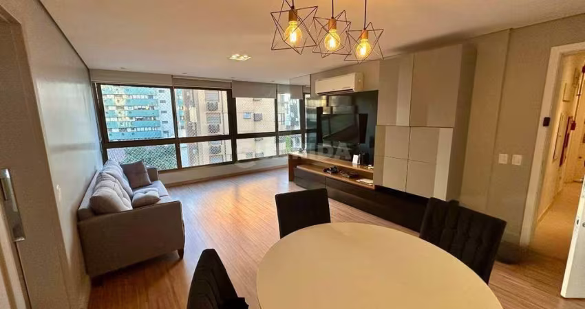 Apartamento mobiliado com 3 dormitórios, sendo 1 suíte, e 2 vagas de garagem no bairro Bela Vista.