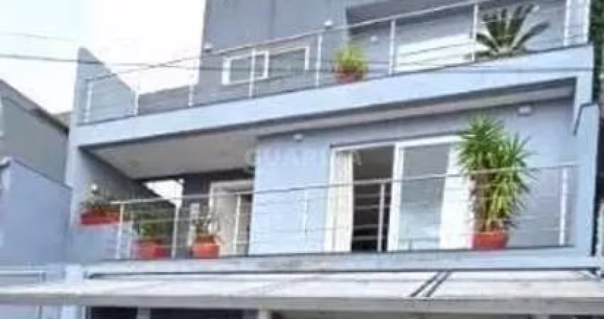Casa Residencial com 4 dormitórios, sendo 1 suíte, para alugar no bairro Alto Petrópolis - Porto Alegre/RS