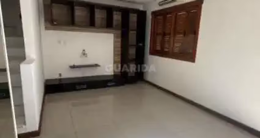 Casa Residencial com piscina, 2 dormitórios, e 1 vaga de garagem para alugar no bairro Hípica.