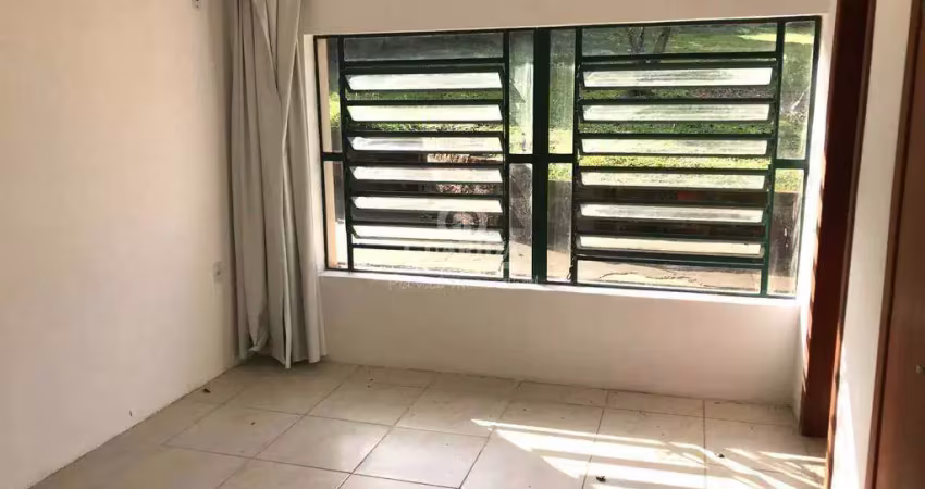 Casa residencial com 03 dormitórios, sendo uma suíte, no bairro hípica.