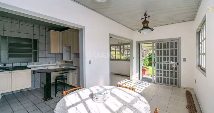 Casa residencial de 3 dormitórios e 2 vagas de garagem no bairro cristal