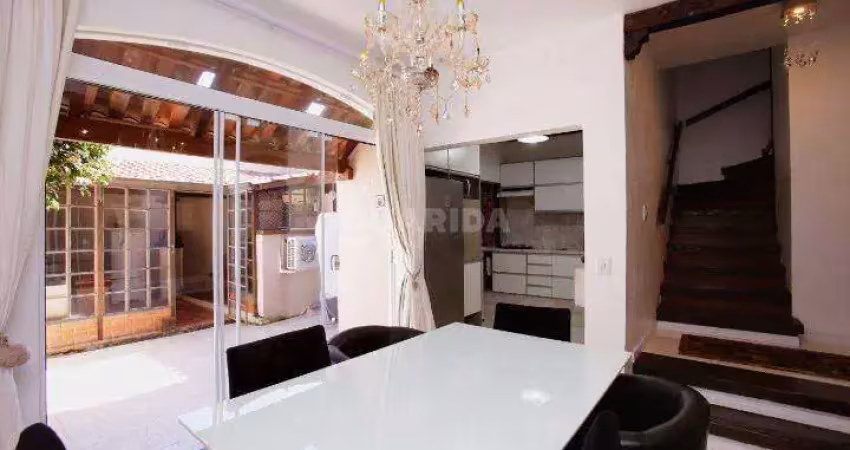 Casa em condomínio mobiliada no bairro cristal, com 3 dormitórios e 2 vagas de garagem!