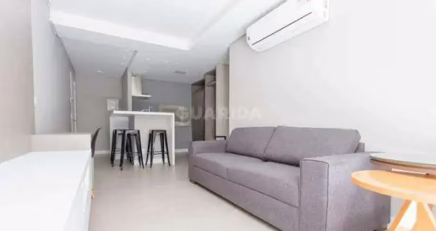 Apartamento totalmente mobiliado com 1 dormitório e 1 vaga no bairro petrópolis!