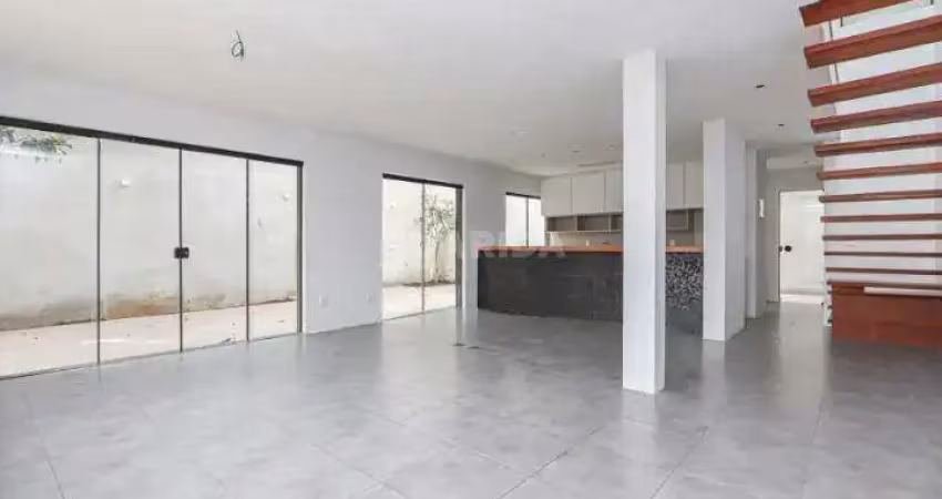 Casa com 3 dormitórios e 4 vagas de garagem no bairro chácara das pedras