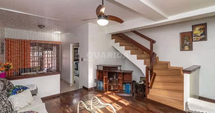 Casa em condomínio fechado, com 2 dormitórios, no bairro cavalhada!
