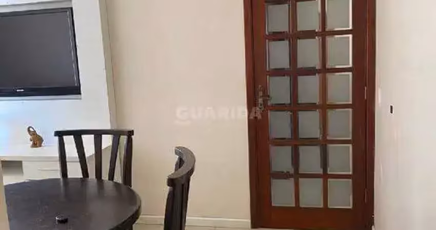 Aluga-se apartamento mobiliado no centro histórico, com 2 dormitórios e excelente localização.