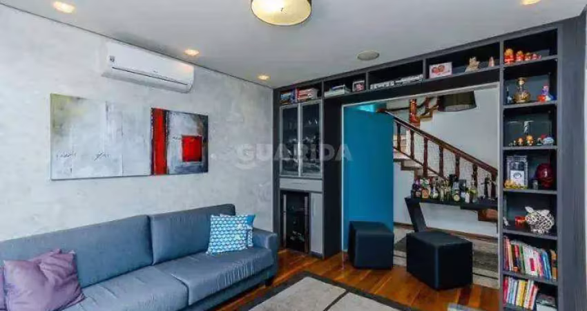 Casa reformada com amplo pátio e edícula no bairro menino deus!
