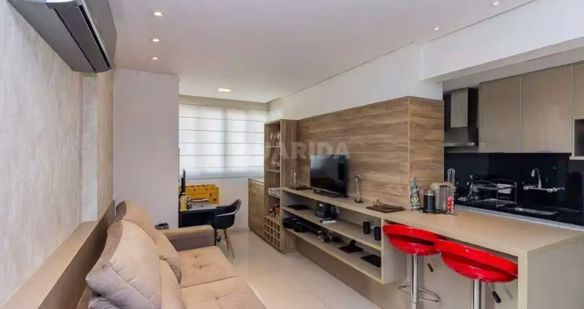 Apartamento mobiliado de 2 dormitórios no bairro cidade baixa.