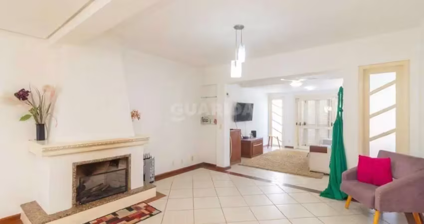 Casa residencial com 3 dormitórios, sendo 1 suíte, e 2 vagas de garagem no bairro hípica