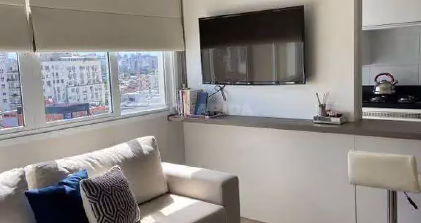 Apartamento mobiliado de 2 dormitório sendo 1 suite no bairro azenha, com vaga/churrasqueira interna/andar alto!