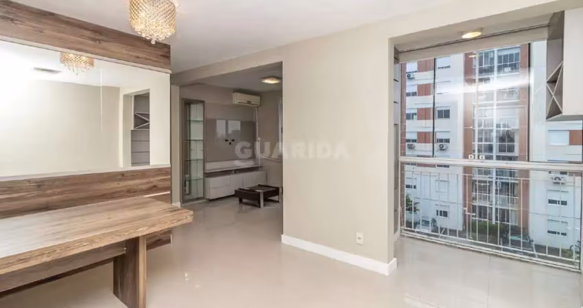 Apartamento de 2 dormitórios com sacada e vaga no bairro cristal.