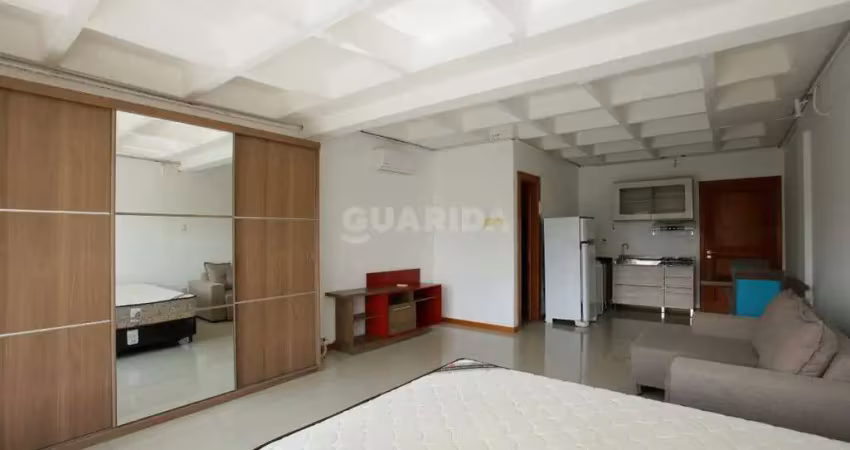 Loft diferenciado, mobiliado no bairro menino deus com sacada.